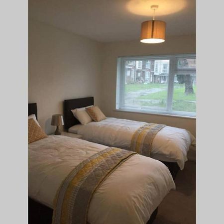 2-Bed Sleeps 4 Comfy For Contractors With Free Parking In Crawley Near Gatwick Manor Royal Refurbished Apartment Exterior foto