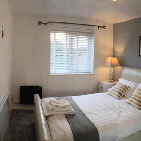 2-Bed Sleeps 4 Comfy For Contractors With Free Parking In Crawley Near Gatwick Manor Royal Refurbished Apartment Exterior foto