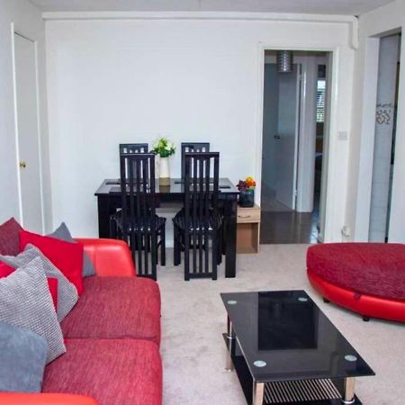 2-Bed Sleeps 4 Comfy For Contractors With Free Parking In Crawley Near Gatwick Manor Royal Refurbished Apartment Exterior foto