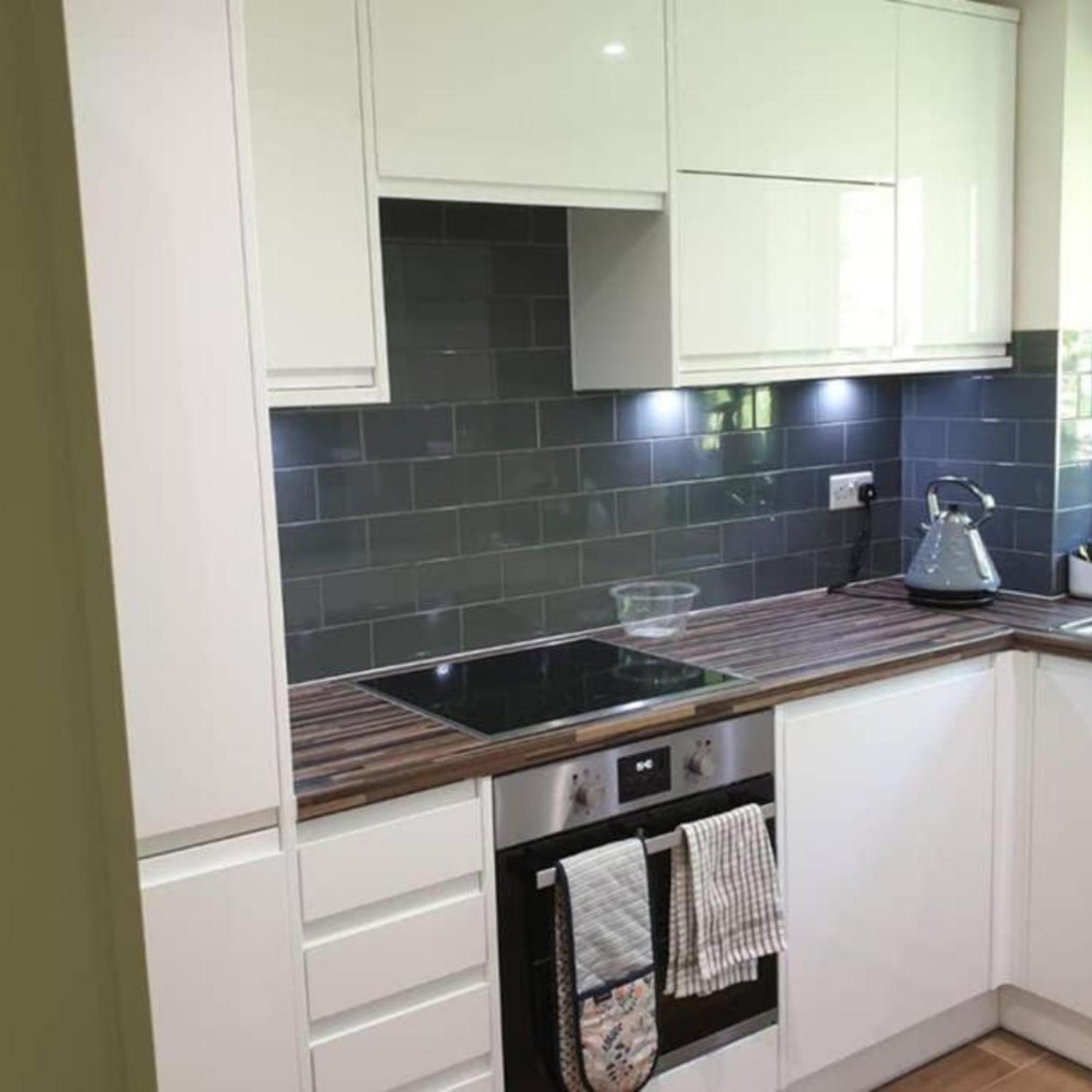 2-Bed Sleeps 4 Comfy For Contractors With Free Parking In Crawley Near Gatwick Manor Royal Refurbished Apartment Exterior foto