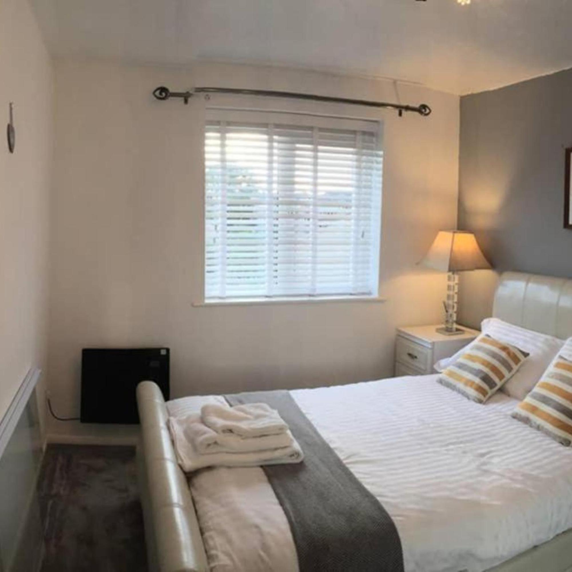 2-Bed Sleeps 4 Comfy For Contractors With Free Parking In Crawley Near Gatwick Manor Royal Refurbished Apartment Exterior foto