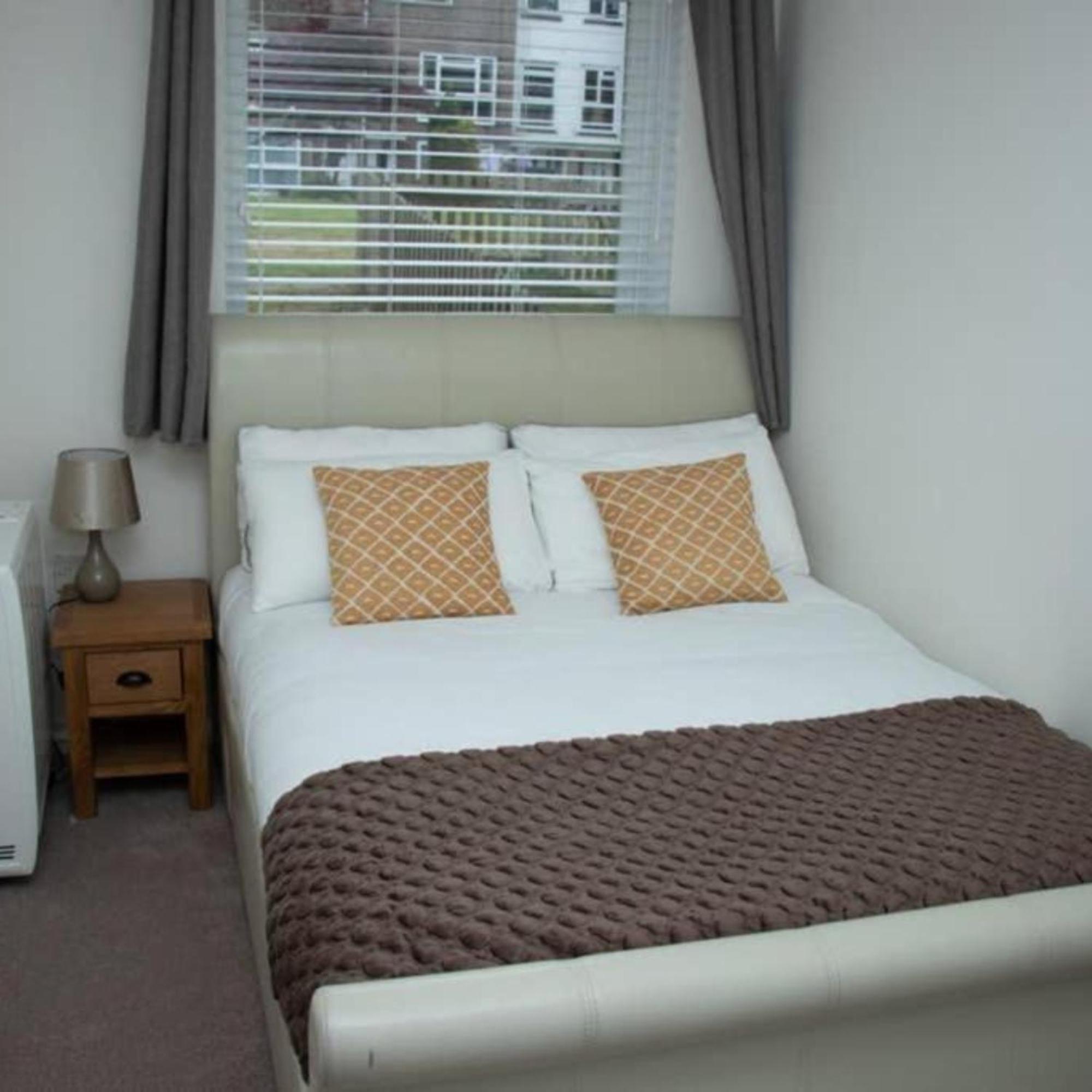 2-Bed Sleeps 4 Comfy For Contractors With Free Parking In Crawley Near Gatwick Manor Royal Refurbished Apartment Exterior foto