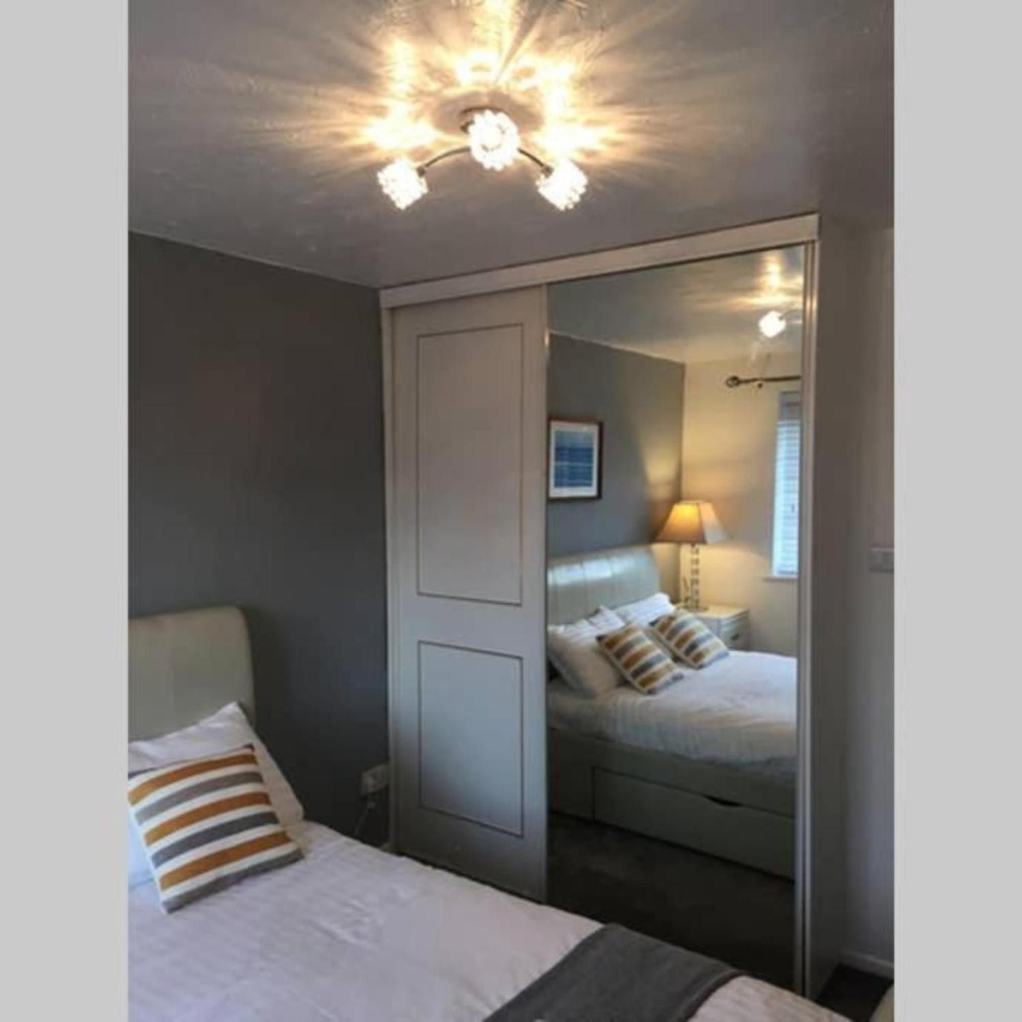 2-Bed Sleeps 4 Comfy For Contractors With Free Parking In Crawley Near Gatwick Manor Royal Refurbished Apartment Exterior foto
