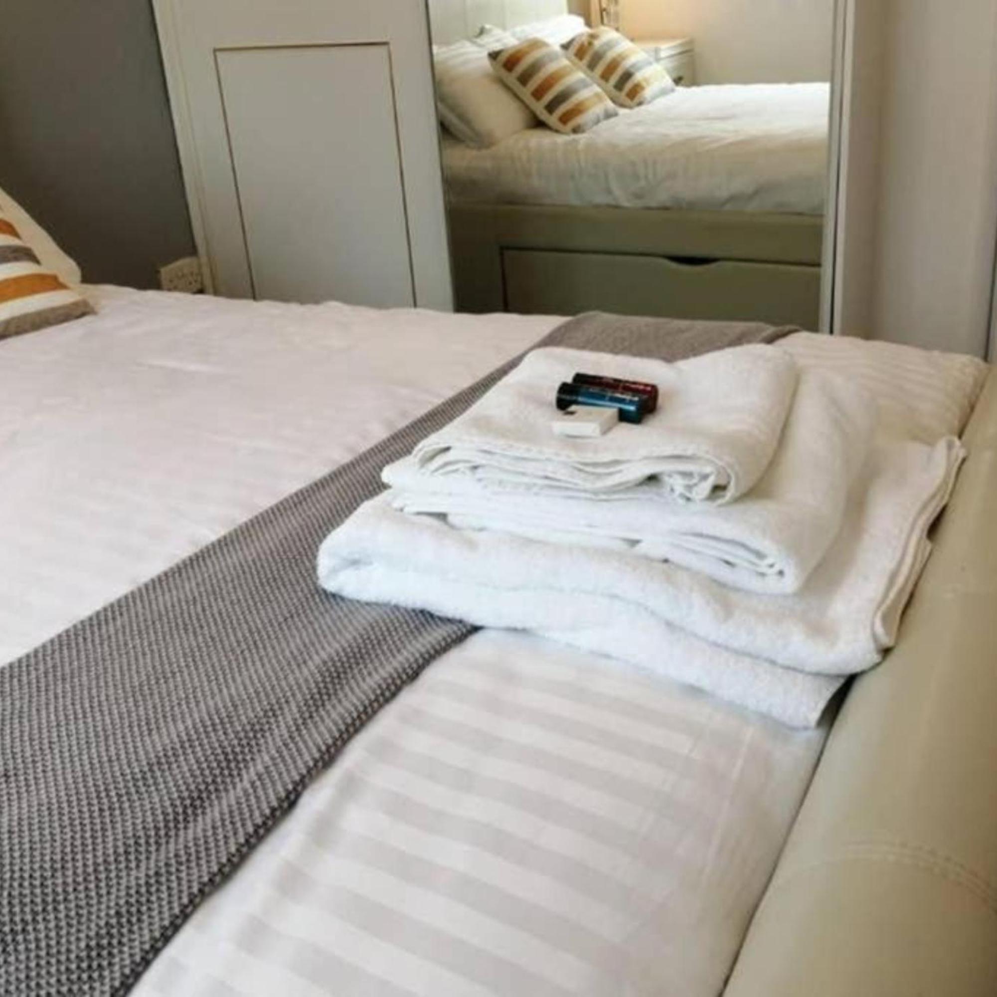 2-Bed Sleeps 4 Comfy For Contractors With Free Parking In Crawley Near Gatwick Manor Royal Refurbished Apartment Exterior foto