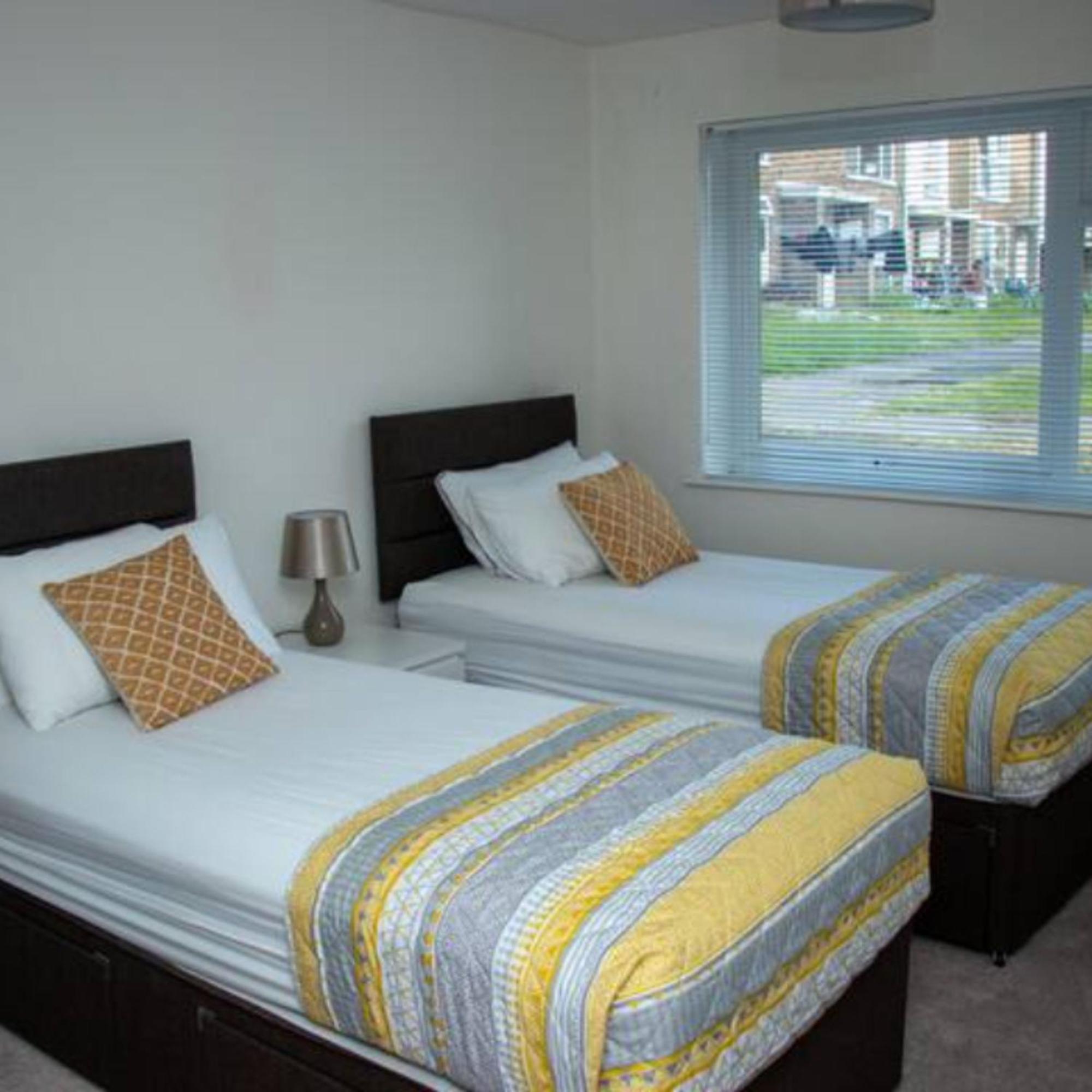 2-Bed Sleeps 4 Comfy For Contractors With Free Parking In Crawley Near Gatwick Manor Royal Refurbished Apartment Exterior foto