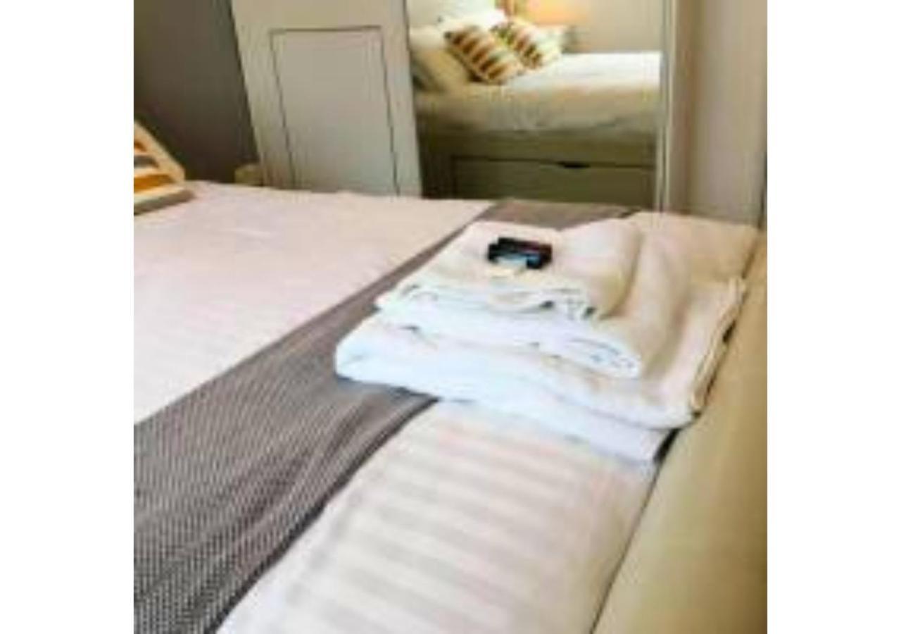 2-Bed Sleeps 4 Comfy For Contractors With Free Parking In Crawley Near Gatwick Manor Royal Refurbished Apartment Exterior foto