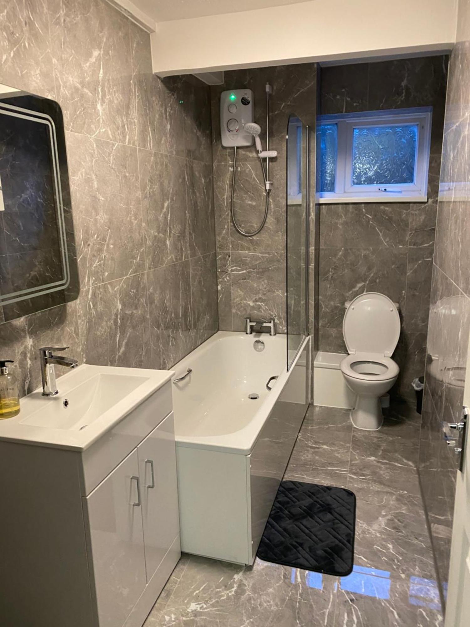2-Bed Sleeps 4 Comfy For Contractors With Free Parking In Crawley Near Gatwick Manor Royal Refurbished Apartment Exterior foto