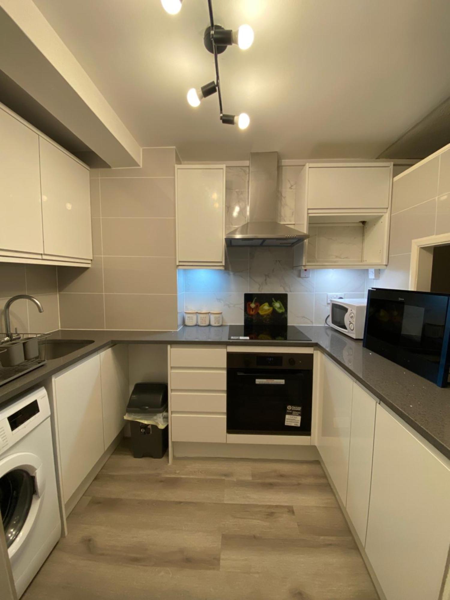 2-Bed Sleeps 4 Comfy For Contractors With Free Parking In Crawley Near Gatwick Manor Royal Refurbished Apartment Exterior foto