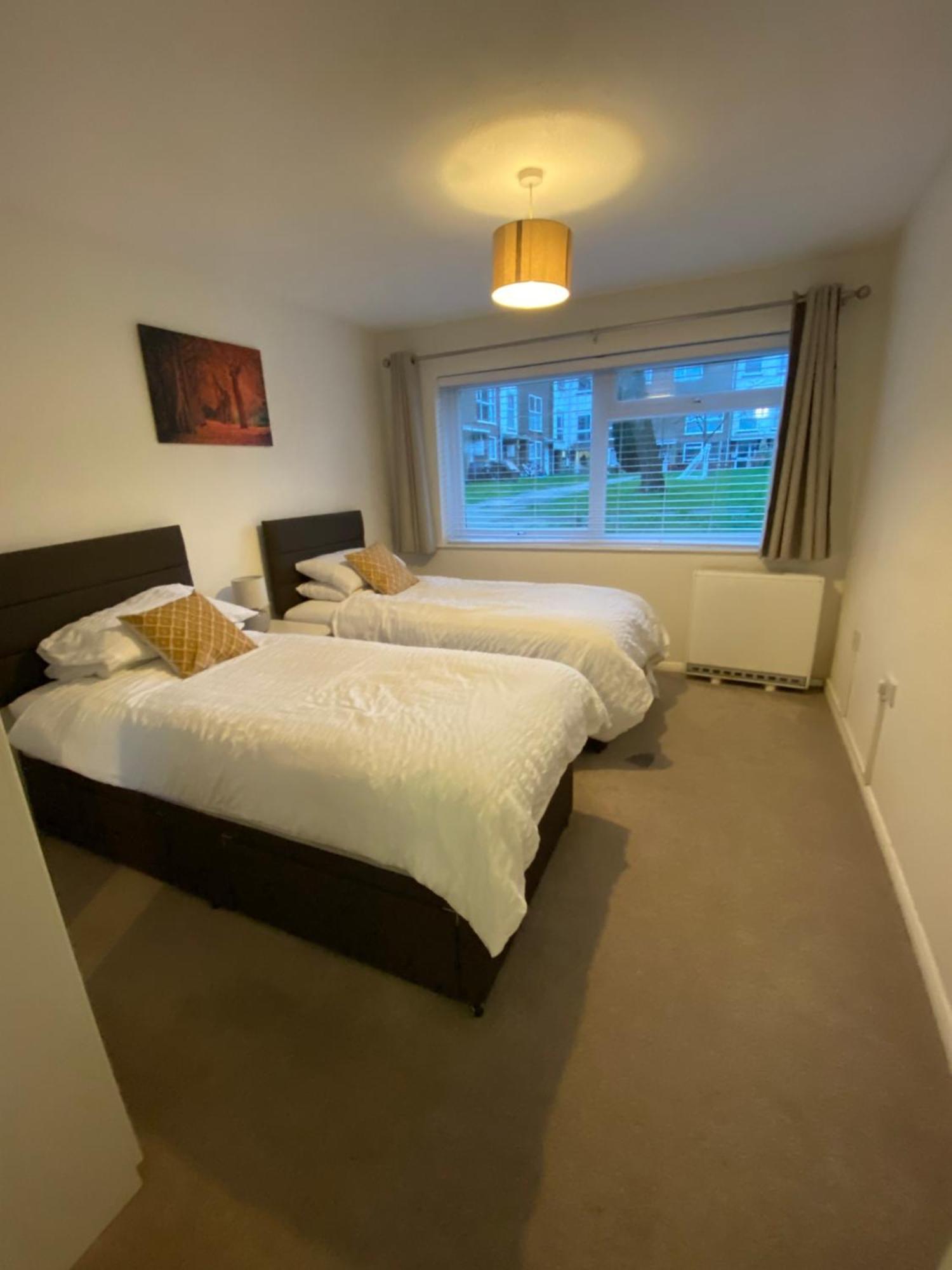 2-Bed Sleeps 4 Comfy For Contractors With Free Parking In Crawley Near Gatwick Manor Royal Refurbished Apartment Exterior foto