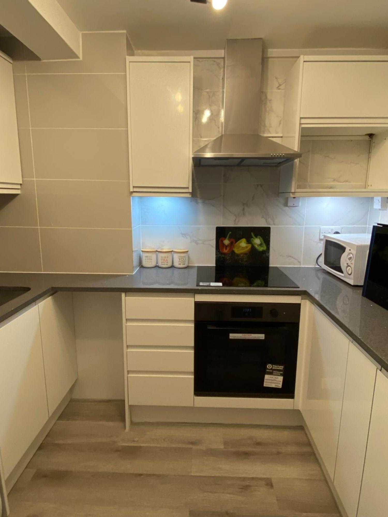 2-Bed Sleeps 4 Comfy For Contractors With Free Parking In Crawley Near Gatwick Manor Royal Refurbished Apartment Exterior foto