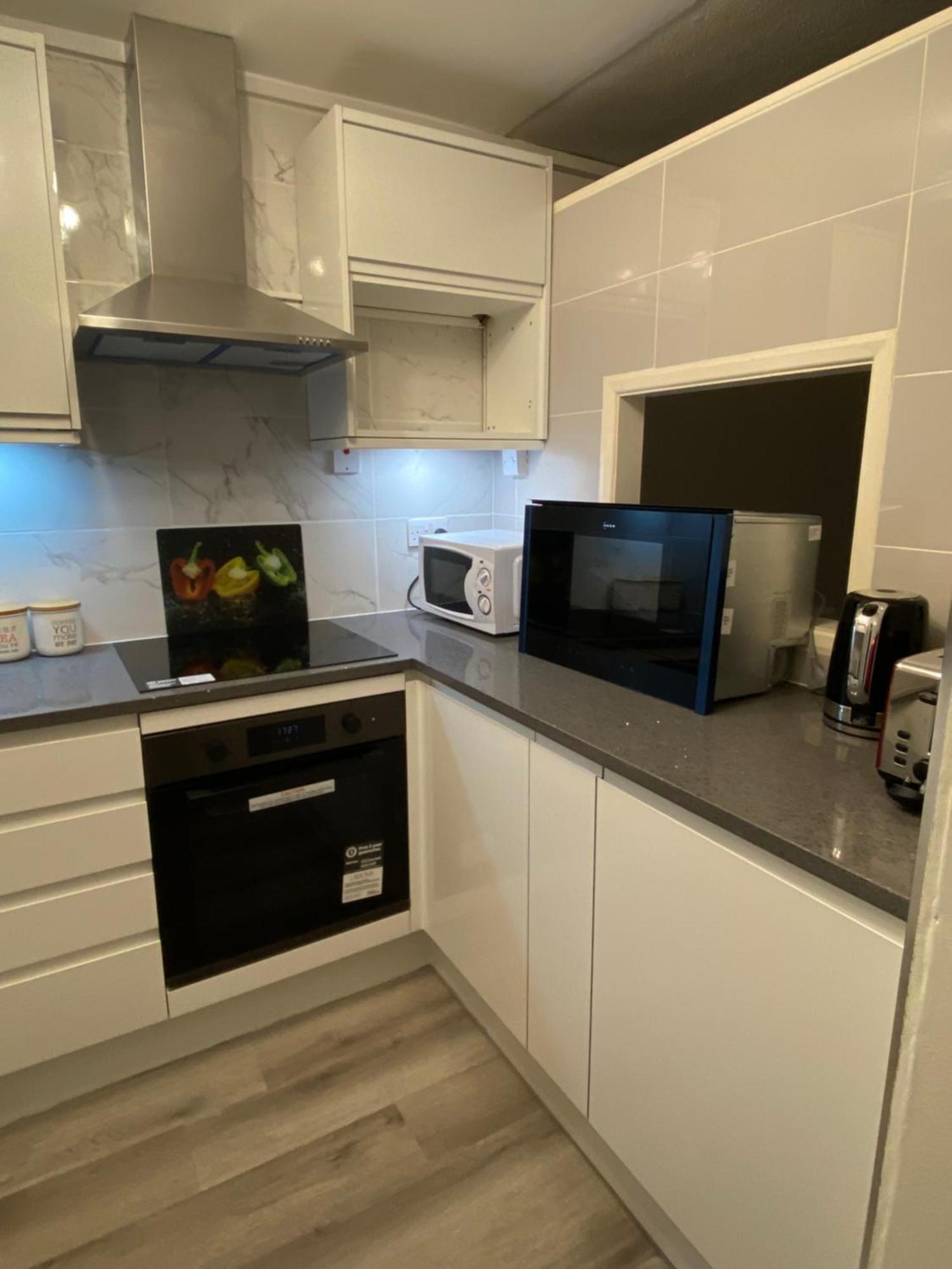 2-Bed Sleeps 4 Comfy For Contractors With Free Parking In Crawley Near Gatwick Manor Royal Refurbished Apartment Exterior foto