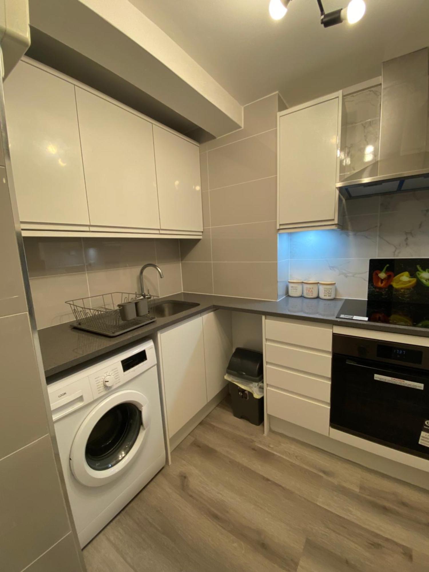 2-Bed Sleeps 4 Comfy For Contractors With Free Parking In Crawley Near Gatwick Manor Royal Refurbished Apartment Exterior foto