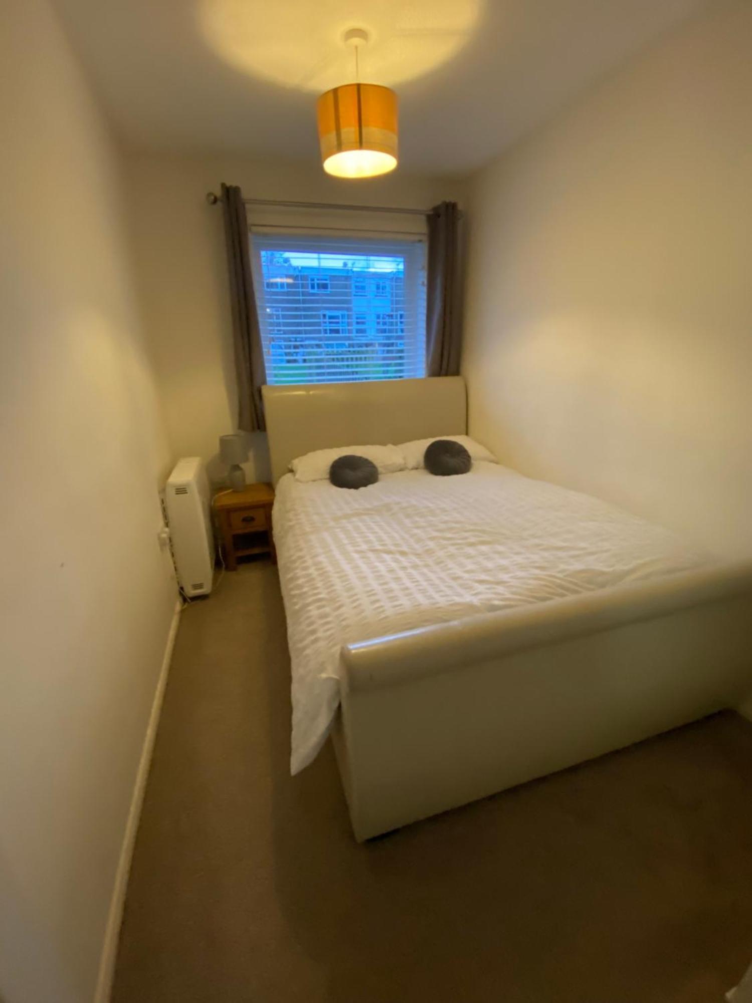 2-Bed Sleeps 4 Comfy For Contractors With Free Parking In Crawley Near Gatwick Manor Royal Refurbished Apartment Exterior foto