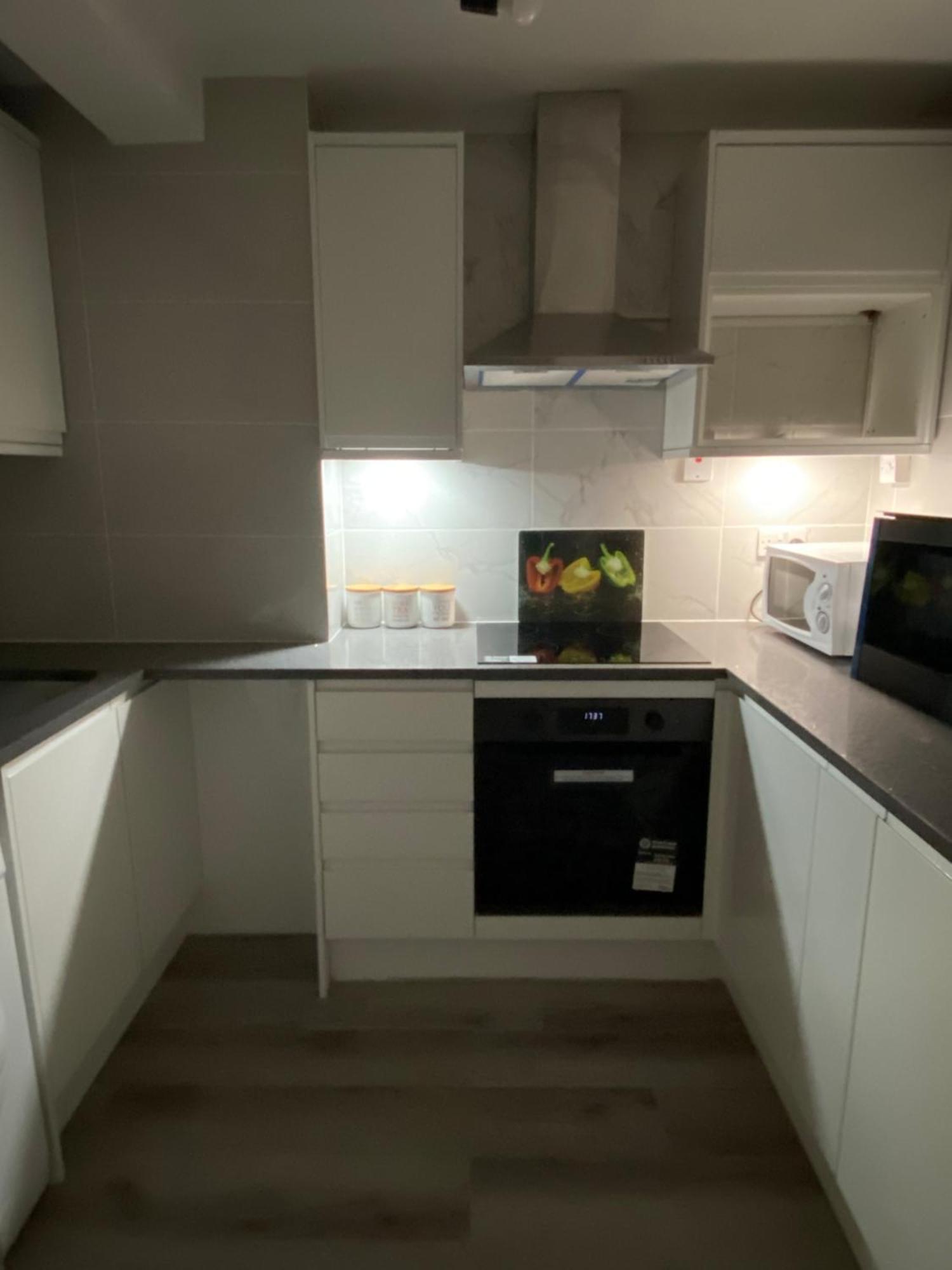 2-Bed Sleeps 4 Comfy For Contractors With Free Parking In Crawley Near Gatwick Manor Royal Refurbished Apartment Exterior foto